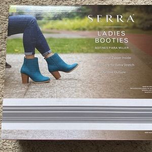 Adorable faux suede booties, unique teal color, womens size 7.